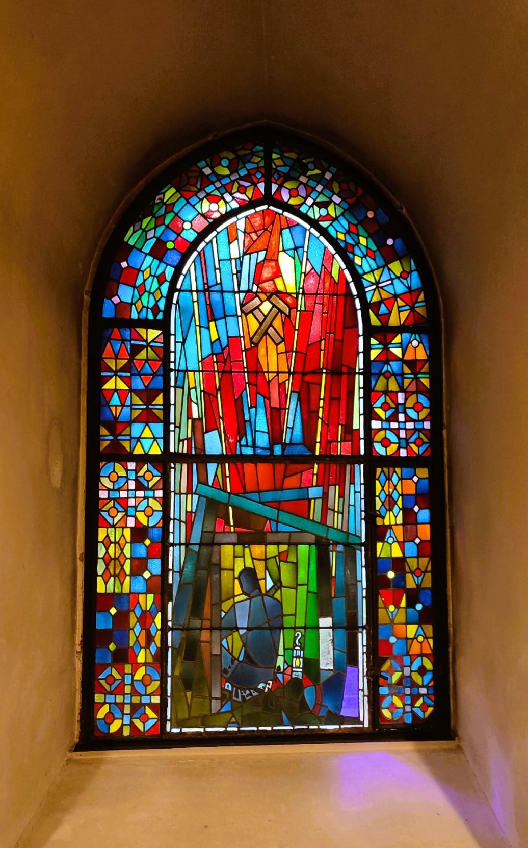 Modernes Kirchenfenster der Stiftskirche Barsinghausen mit Bergbauthematik