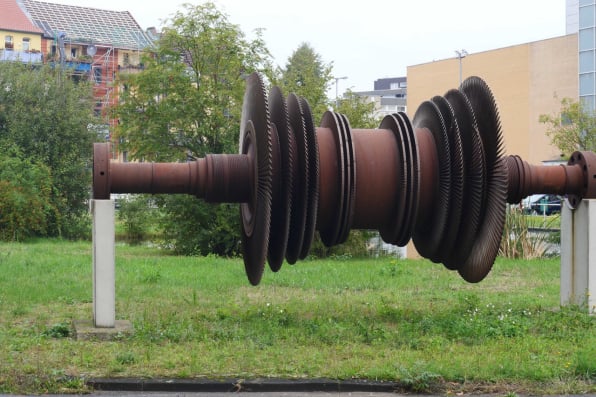 Bild 4: Ausgemusterte Gasturbine, Heizkraftwerk Linden